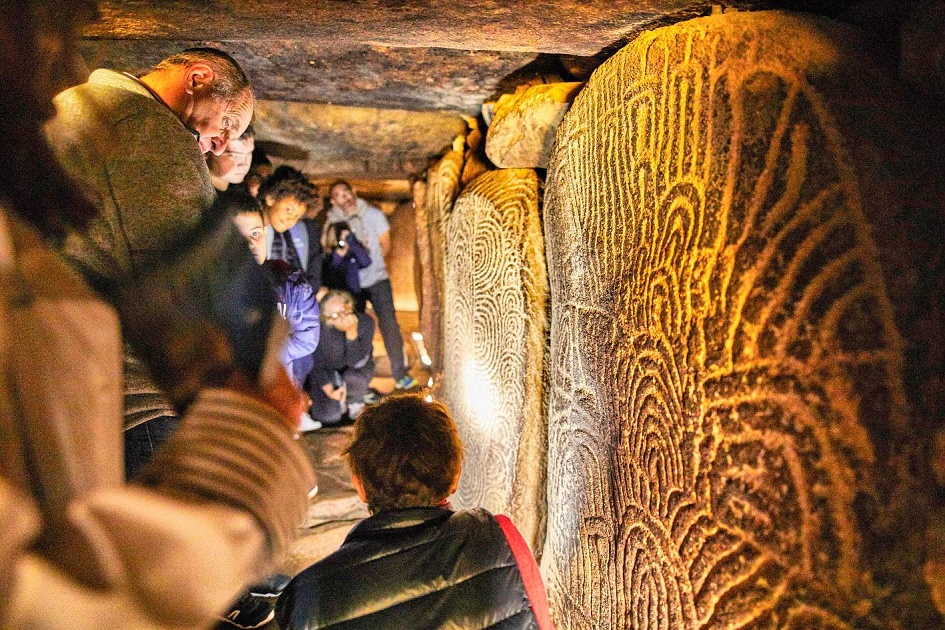 Frankreich, Bretagne, Insel Gavrinis, Besichtigung des Grabhügels © Alexandre Lamoureux – Atout France