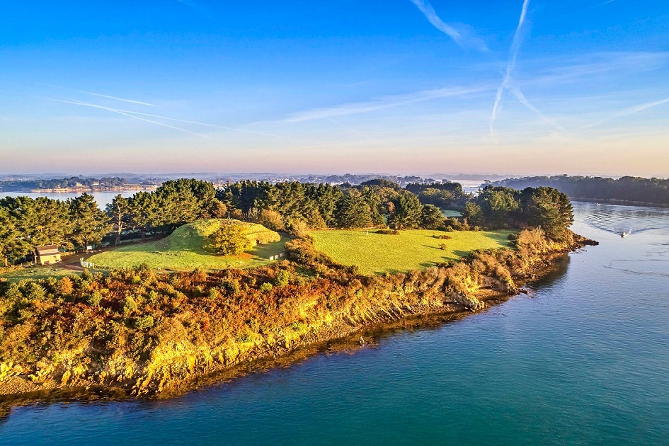 Frankreich, Bretagne, Insel Gavrinis (Île de la Chèvre), links im Bild die Grabstätte Cairn © Alexandre Lamoureux – Atout France