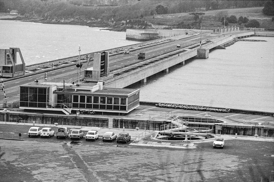 Gesamtansicht des Gezeitenkraftwerks la Rance