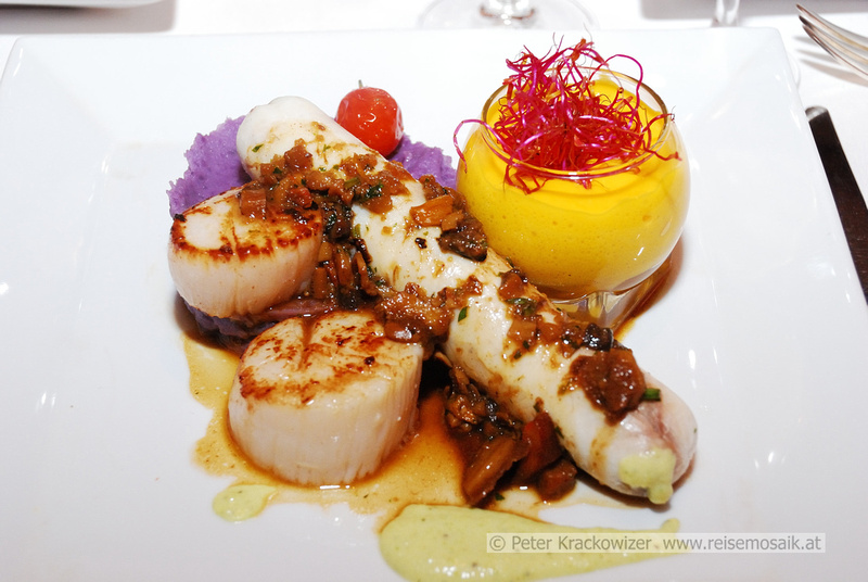 Frankreich, Restaurant La Mère Germaine, Villefranche-sur-Mer, Riviera Côte d'Azur, verschiedene Fischsorten mit Reis (violett) und Safranschaum