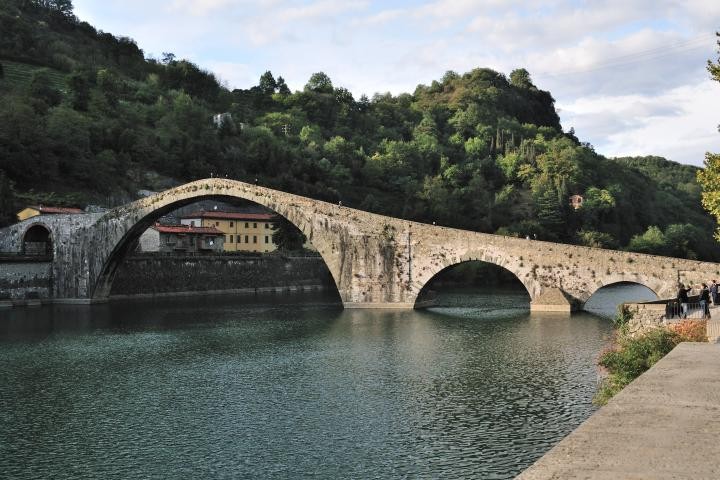 Italien, Toskana, Ponte della Maddalena (Teufelsbrücke) in Borgo a Mozzano – Bildquelle ENIT Fototeca, Gino Cianci
