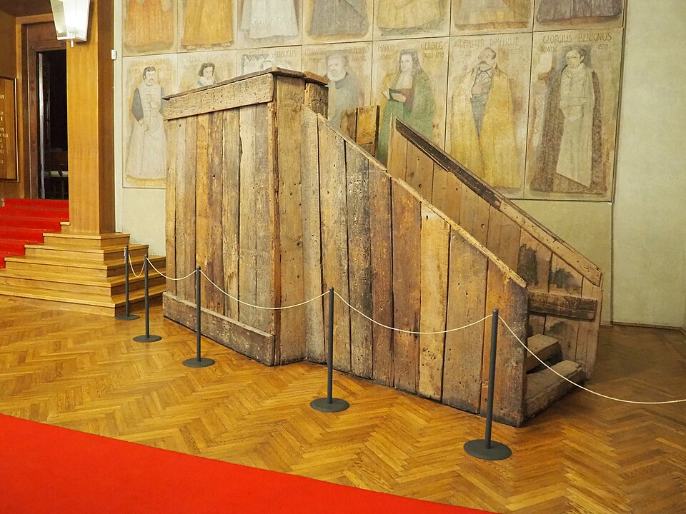 Padua, Palazzo del Bo – die cattedra von Galileo Galilei. Foto: Threecharlie, CC BY-SA 4.0 (Wikimedia).