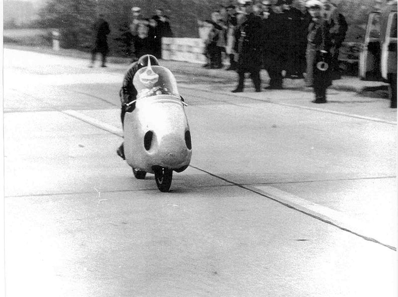 Manfred Magnus bei seinen Rekordversuchen 1963 auf der Salzburger Autobahn.