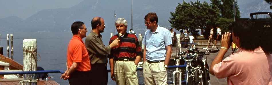1996: Peter Krackowizer (rechts) mit dem Bürgermeister von Iseo (Bildmitte), Lombardei, Italien, bei einem Fernsehn-Interview  © Edith Krackowizer